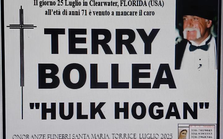 A Torrice manifesti funebri per ricordare Hulk Hogan