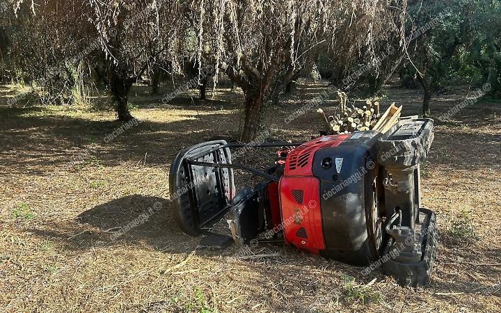 Si ribalta con il bobcat: paura per un settantaquattrenne