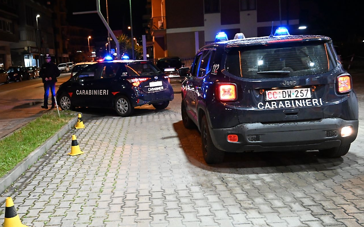 Sorpreso alla guida di un'auto sportiva senza patente e al telefono