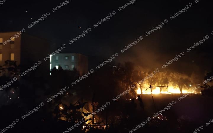 Due incendi in poche ore: fiamme vicino alle abitazioni. Indagini serrate