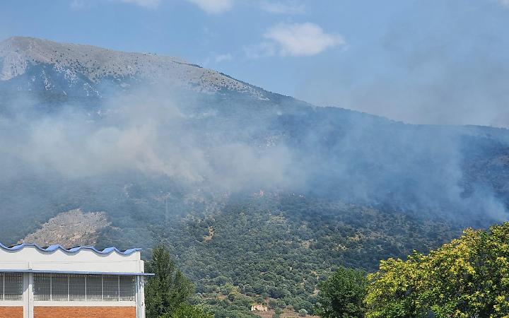 Continuano gli incendi: due canadair al lavoro per spegnerli