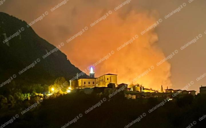 Monte Siserno in fiamme: l'incendio causato da un fulmine