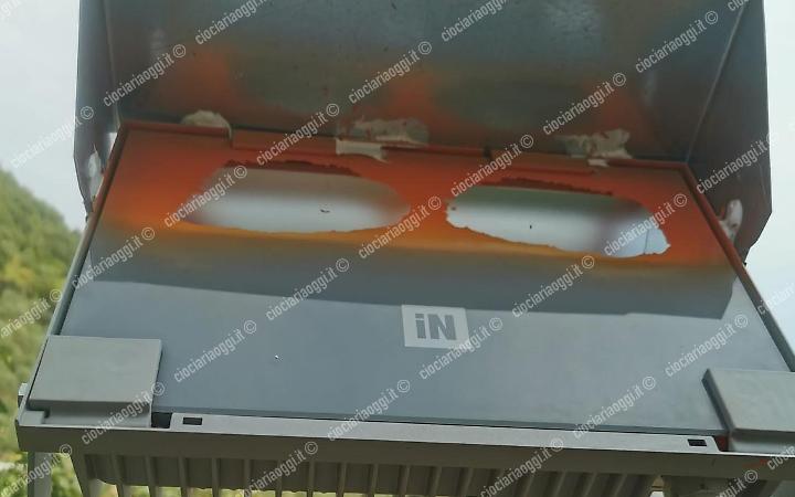 Atto vandalico al Castello Colonna: danneggiati i fari