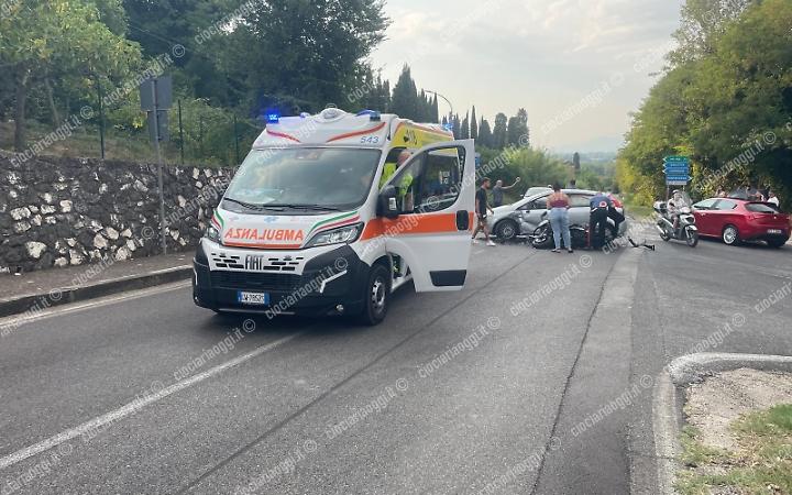 Scontro fra un'auto e uno scooter. Ventiseienne ferito gravemente