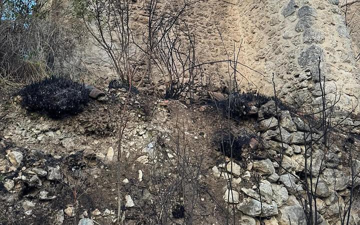 Incendio a Colle di Sant'Amasio, danneggiata l'antica chiesetta