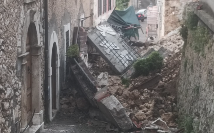 Crolla un muro in pieno centro