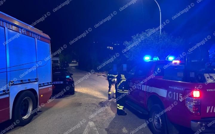 Resti umani in un campo. Un passante lancia l'allarme. Indagini in corso