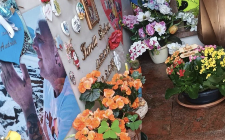 Rubato il casco dalla tomba di Andrea, morto 5 anni fa in un incidente