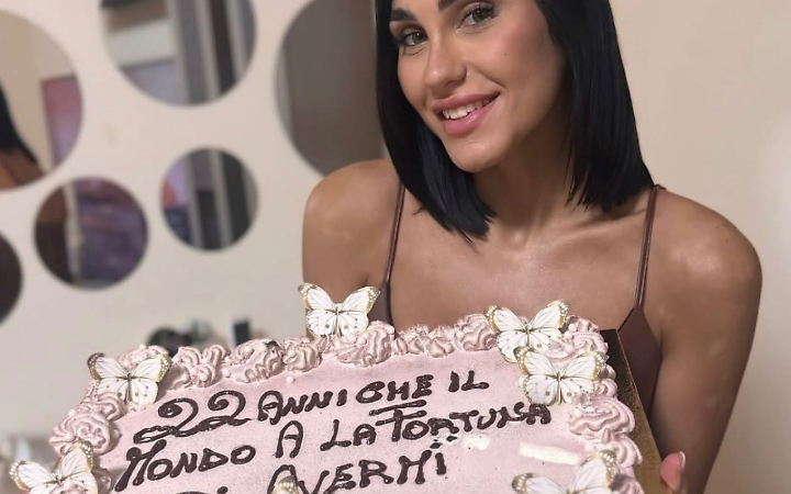 Errore grossolano sulla torta di compleanno: sfott&ograve; a valanga per Gabriela Chieffo