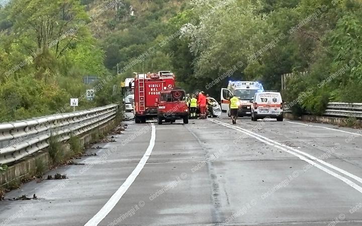 Frontale sulla superstrada. Morto un uomo