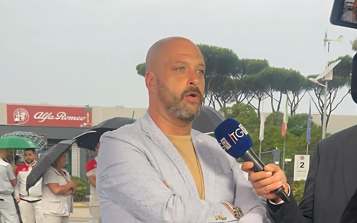 Le telecamere Rai davanti allo stabilimento Stellantis