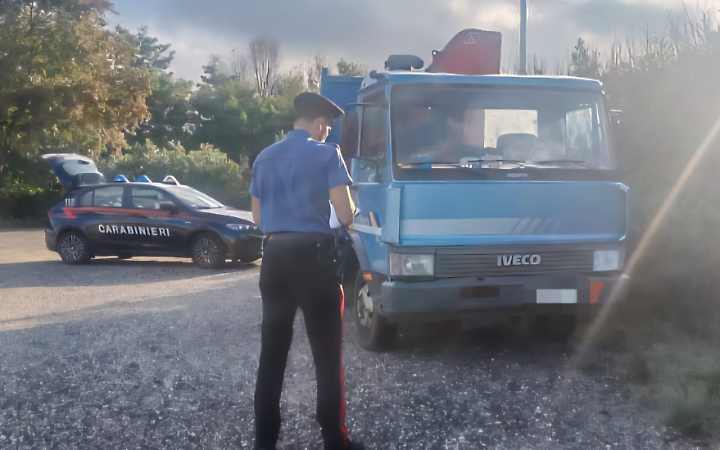 Furto in una ditta edile: ritrovato un autocarro, si cerca un mini escavatore