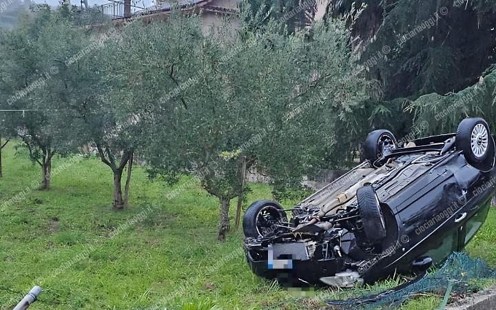 Auto si ribalta dopo lo schianto contro un muretto: paura per un ventitreenne