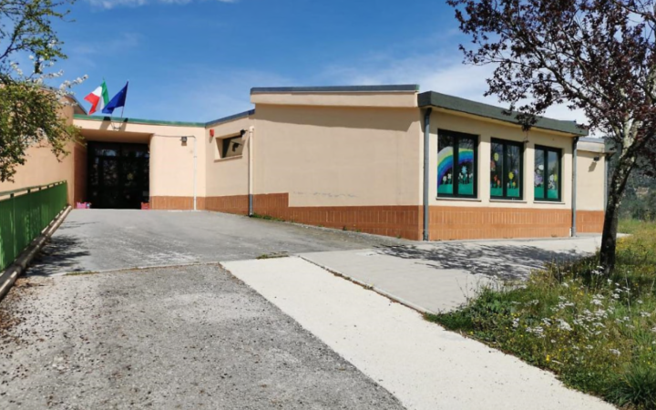 Vandali nel plesso di "Valle Ariana"