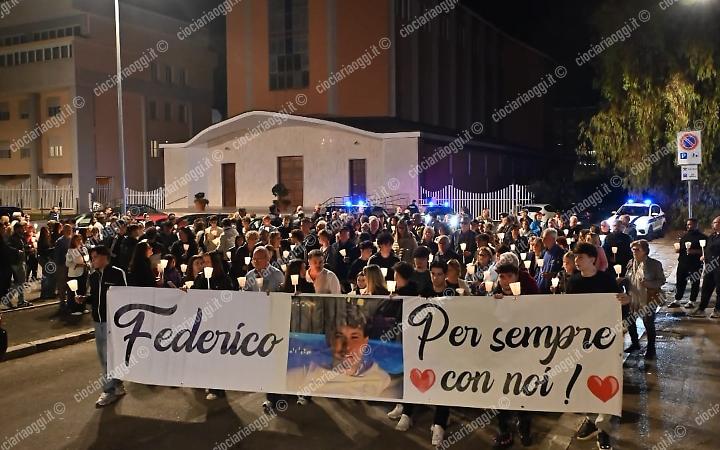 Fiaccole e commozione, in 500 per Federico Salvagni