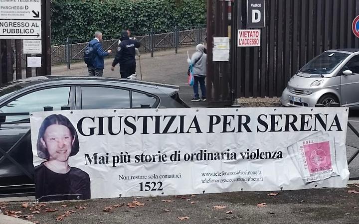 "Giustizia per Serena": uno striscione affisso fuori dal tribunale