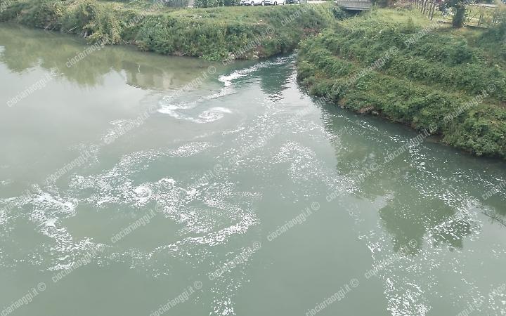 Fiume Fibreno, schiuma bianca e aria irrespirabile. Residenti esasperati