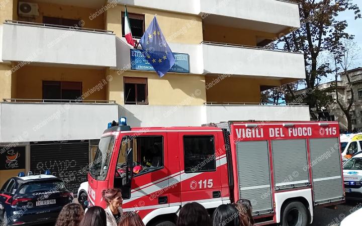 Paura all'istituto "Angeloni". Ferito un bidello