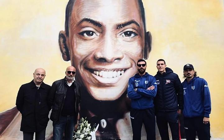 Formia, una delegazione del club fa visita al murales di Willy Monteiro Duarte