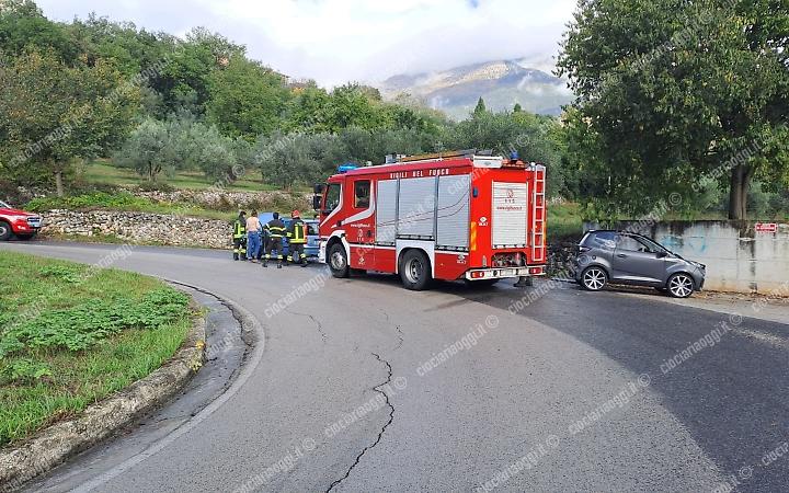 Scontro tra due auto: una donna finisce in ospedale 