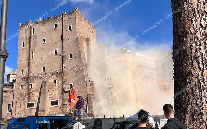 Crollata una parte della medievale Torre dei Conti