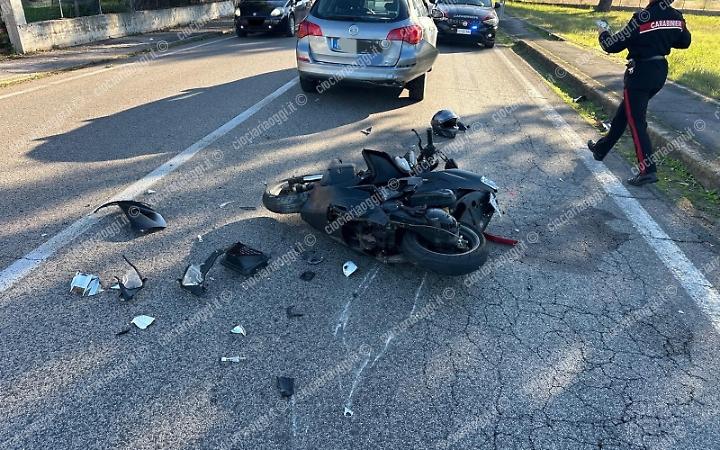 Incidente tra quattro veicoli: ferito un giovane motociclista