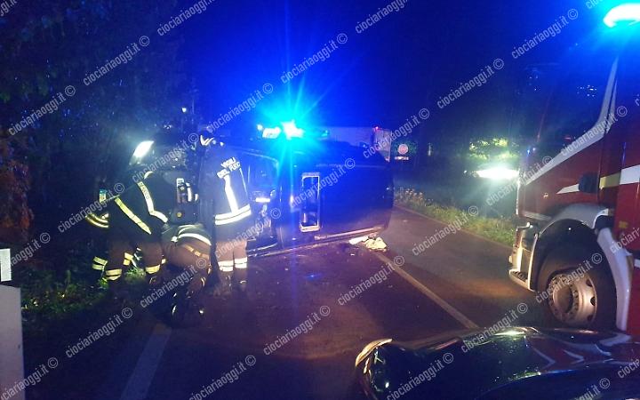 Scontro tra due auto lungo la via Leuciana: una si ribalta