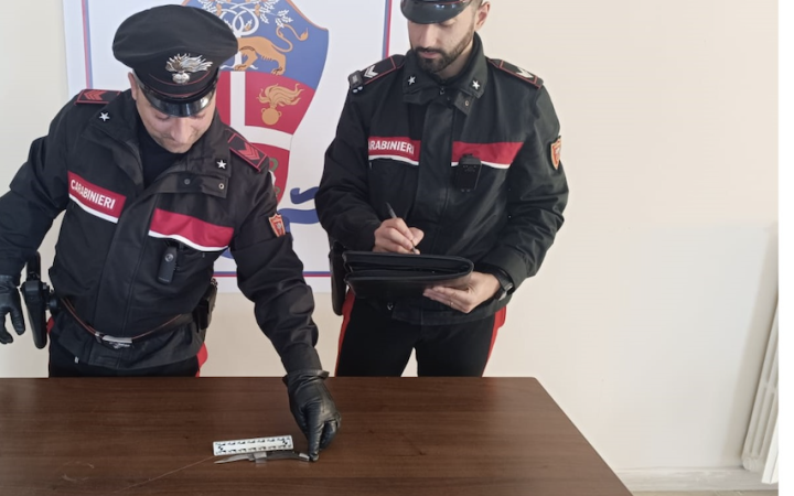In giro con un coltello da 19 centimetri. Denunciato