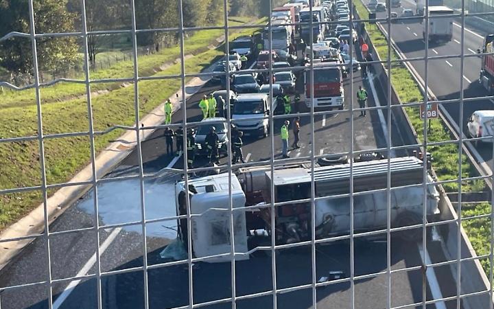 Tir si ribalta in autostrada: traffico paralizzato