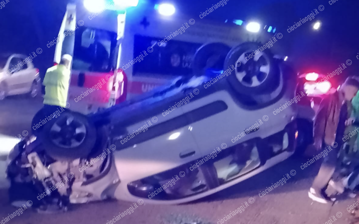 Perde il controllo dell'auto e si ribalta: paura per una giovane