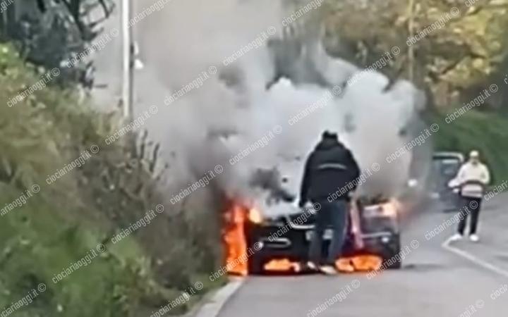 Veicolo in fiamme in localit&agrave; Serre Porroni: sul posto i vigili del fuoco