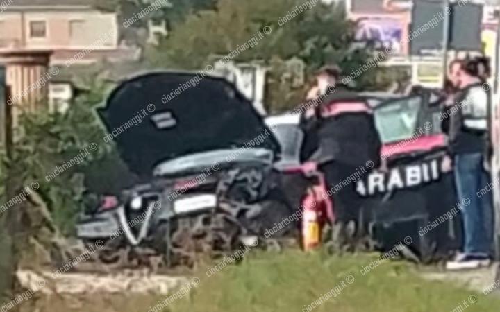 Incidente tra due auto: coinvolta una pattuglia dei carabinieri. Due feriti