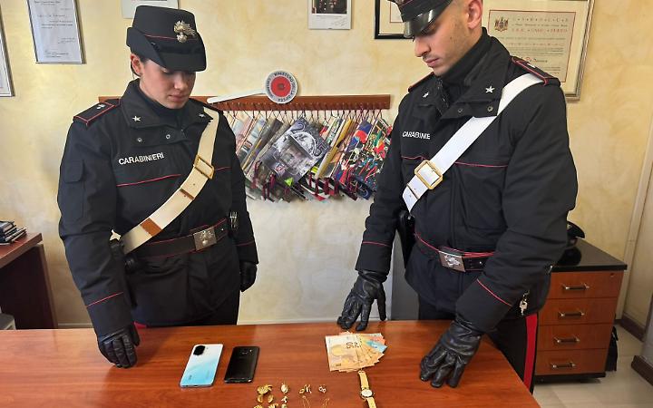 Ottantottenne smaschera il truffatore: arrestato appena entra in casa per ritirare soldi e gioielli