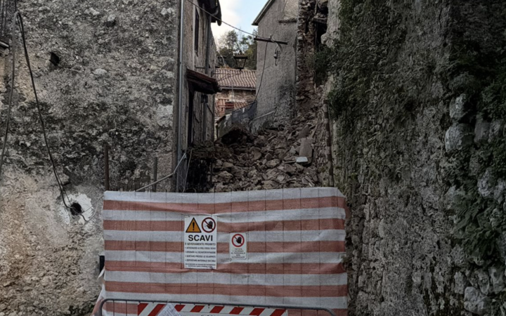 Crolla una palazzina a due piani: era stata dichiarata inagibile