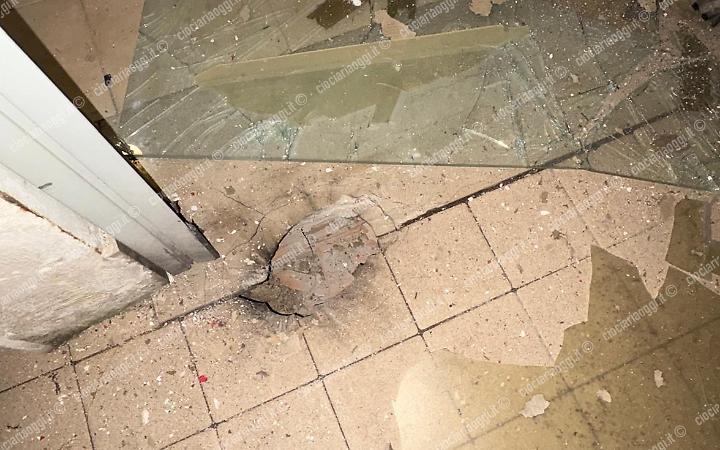 Bomba carta nell'androne di un palazzo. Momenti di pura in viale Tiziano