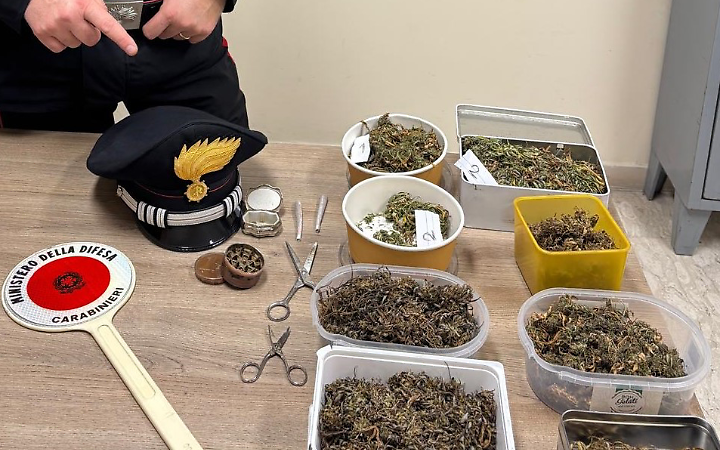 Hashish e marijuana in casa. Denunciato