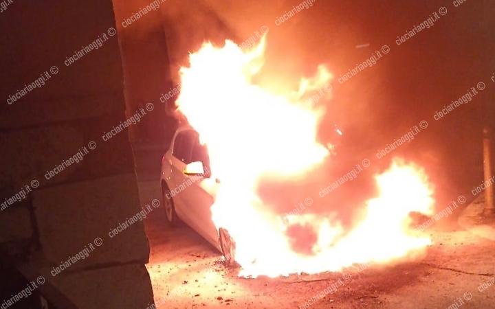 Auto in fiamme: sul posto i soccorsi