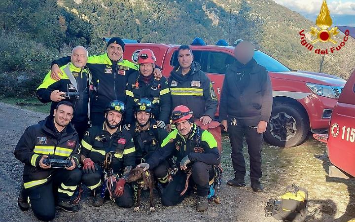 Vigili del fuoco, recuperato un cane caduto in un burrone di 250 metri