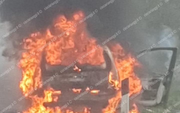 Auto in fiamme lungo la strada