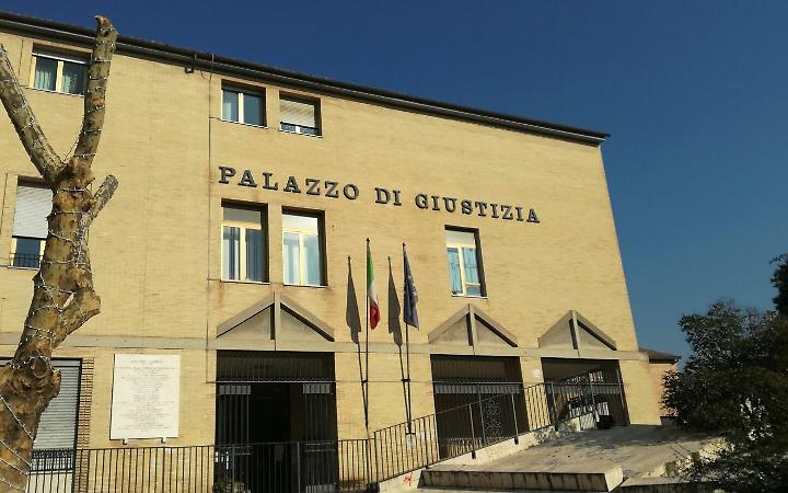Sesso con ragazzina, settantasettenne a giudizio