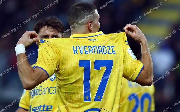 Il Frosinone travolge la Juve Stabia e aggancia il Monza in vetta 
