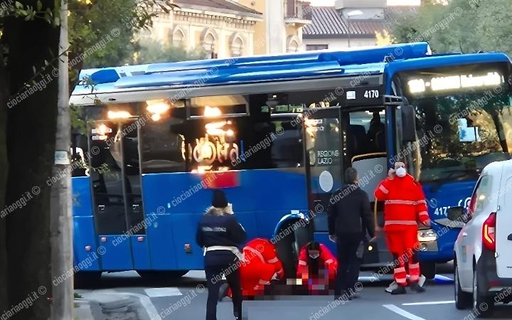 Ragazza investita sulle strisce pedonali. Soccorsi sul posto