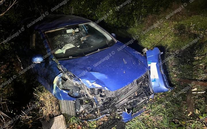 Paura nella notte: auto esce fuori strada e abbatte una recinzione e un palo della luce