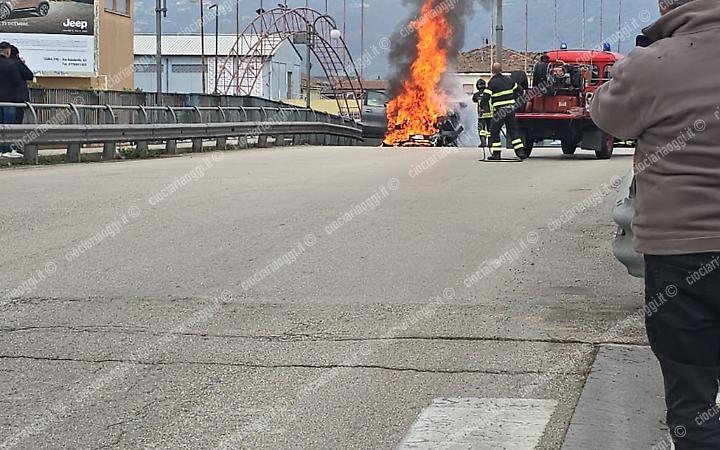 Paura sul ponte di San Domenico: un'auto viene avvolta dalle fiamme
