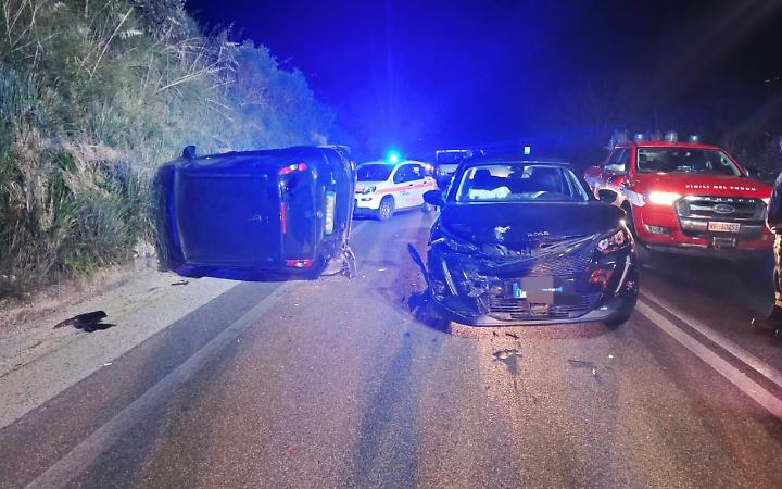 Tamponamento sulla Monti Lepini: un'auto si ribalta