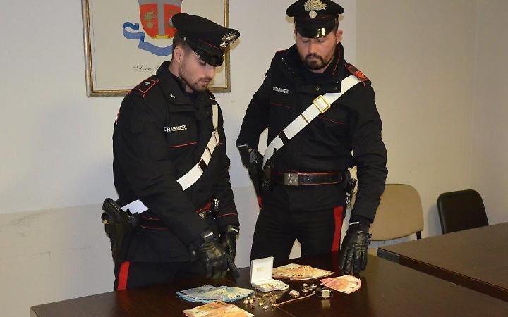 Finti nipoti truffano un'anziana: scattano i domiciliari