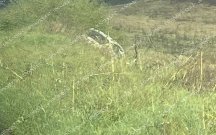 Auto si ribalta in strada. Carabinieri sul posto