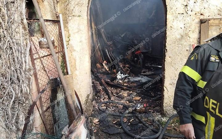 Incendio in zona Carnello: un rudere tra le fiamme