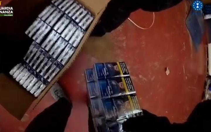 Sequestrato stabilimento clandestino di sigarette