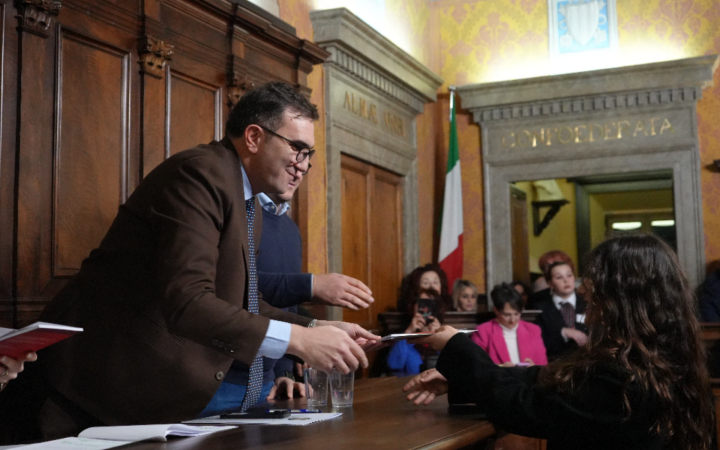 Veroli, neo maggiorenni in comune: &laquo;Trasformate il mondo con l'immaginazione&raquo;